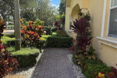 Villa ou maison à vendre à Miami, Floride: 4 chambres, 184.41 m2 № 1956670 - photo 1