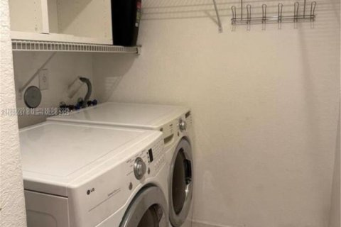 Villa ou maison à vendre à Miami, Floride: 4 chambres, 184.41 m2 № 1956670 - photo 19