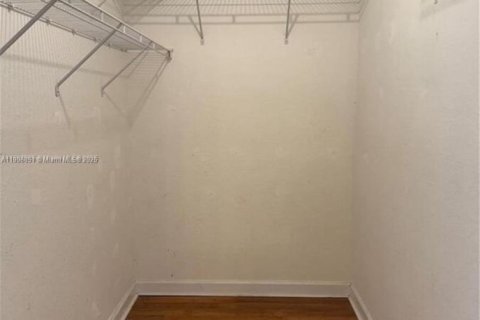 Villa ou maison à vendre à Miami, Floride: 4 chambres, 184.41 m2 № 1956670 - photo 15