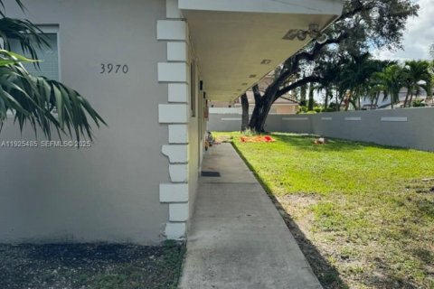 Villa ou maison à louer à Dania Beach, Floride: 3 chambres, 231.42 m2 № 1986835 - photo 1