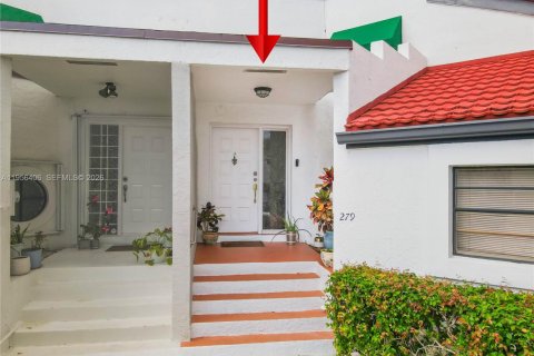 Townhouse in Deerfield Beach, Florida 4 bedrooms, 184.13 sq.m. № 2011617 - photo 2