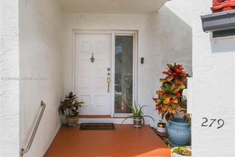 Townhouse in Deerfield Beach, Florida 4 bedrooms, 184.13 sq.m. № 2011617 - photo 3