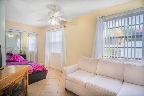 Townhouse in Deerfield Beach, Florida 4 bedrooms, 184.13 sq.m. № 2011617 - photo 15