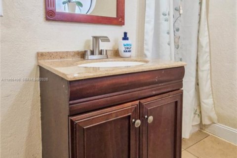 Townhouse in Deerfield Beach, Florida 4 bedrooms, 184.13 sq.m. № 2011617 - photo 17