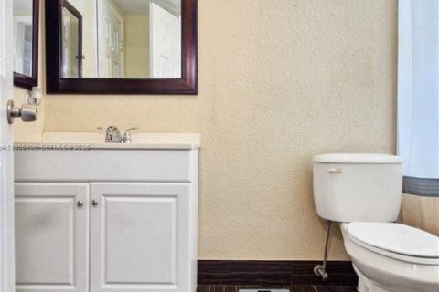 Townhouse in Deerfield Beach, Florida 4 bedrooms, 184.13 sq.m. № 2011617 - photo 25