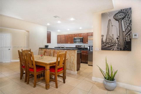 Townhouse in Deerfield Beach, Florida 4 bedrooms, 184.13 sq.m. № 2011617 - photo 10