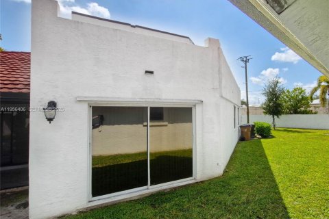 Townhouse in Deerfield Beach, Florida 4 bedrooms, 184.13 sq.m. № 2011617 - photo 28