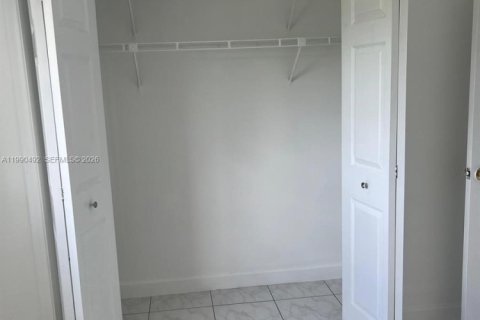 Condominio en alquiler en Hialeah, Florida, 2 dormitorios, 75.25 m2 № 2056627 - foto 10