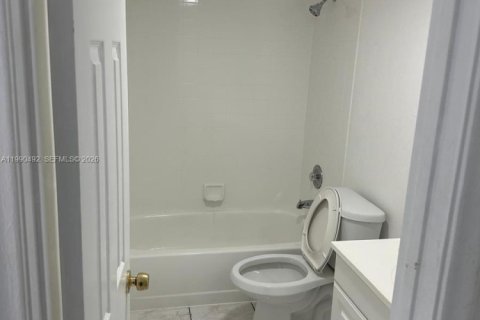 Condominio en alquiler en Hialeah, Florida, 2 dormitorios, 75.25 m2 № 2056627 - foto 6