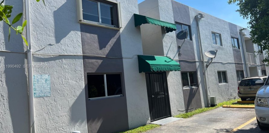 Condominio en Hialeah, Florida, 2 dormitorios  № 2056627