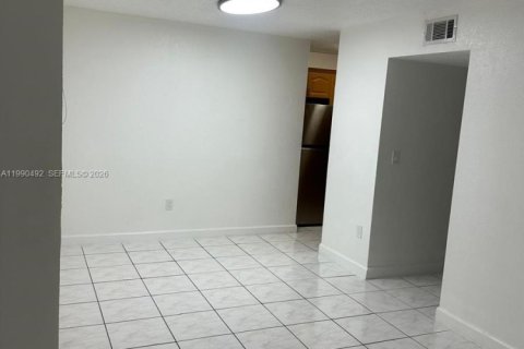 Condominio en alquiler en Hialeah, Florida, 2 dormitorios, 75.25 m2 № 2056627 - foto 4