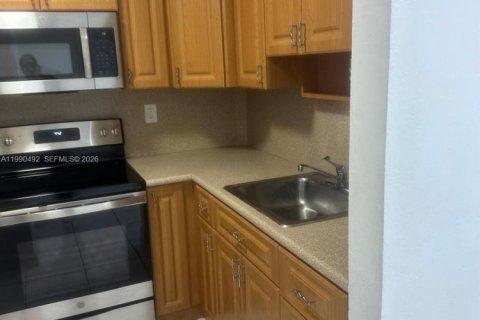 Condominio en alquiler en Hialeah, Florida, 2 dormitorios, 75.25 m2 № 2056627 - foto 3