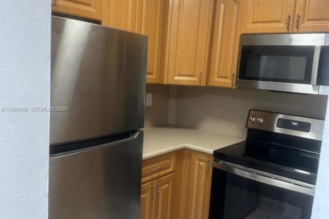 Condominio en alquiler en Hialeah, Florida, 2 dormitorios, 75.25 m2 № 2056627 - foto 2