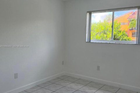 Condominio en alquiler en Hialeah, Florida, 2 dormitorios, 75.25 m2 № 2056627 - foto 11