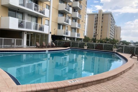 Снять в аренду кондоминиум в Норт-Майами, Флорида 1 спальня, 74.97м2, № 2005597 - фото 15
