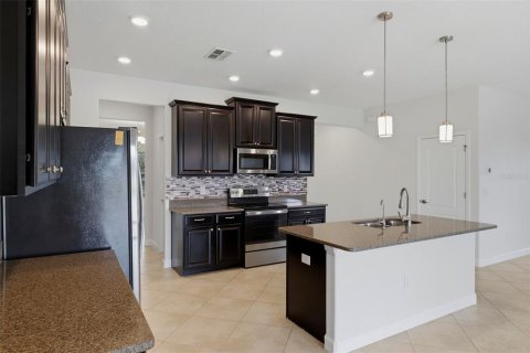 House in Tampa, Florida 4 bedrooms, 281.87 sq.m. № 2151459 - photo 11