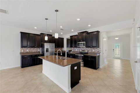 House in Tampa, Florida 4 bedrooms, 281.87 sq.m. № 2151459 - photo 12