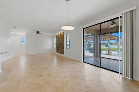 House in Tampa, Florida 4 bedrooms, 281.87 sq.m. № 2151459 - photo 16