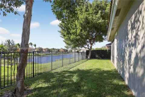 House in Greenacres, Florida 3 bedrooms, 163.42 sq.m. № 2021965 - photo 22