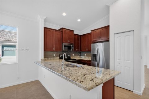 House in Greenacres, Florida 3 bedrooms, 163.42 sq.m. № 2021965 - photo 2