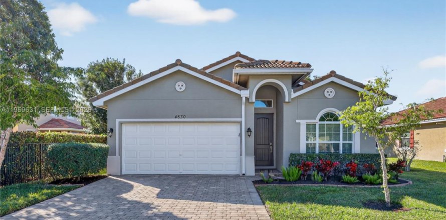 House in Greenacres, Florida 3 bedrooms, 163.42 sq.m. № 2021965