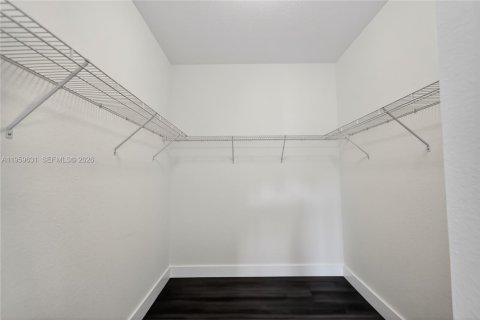 House in Greenacres, Florida 3 bedrooms, 163.42 sq.m. № 2021965 - photo 11