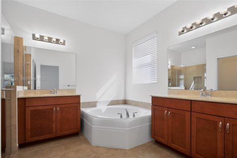 House in Greenacres, Florida 3 bedrooms, 163.42 sq.m. № 2021965 - photo 12