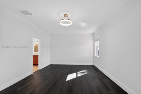 House in Greenacres, Florida 3 bedrooms, 163.42 sq.m. № 2021965 - photo 9