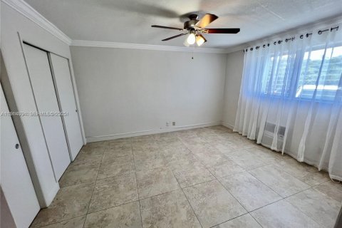 Condo in North Miami, Florida, 2 bedrooms  № 1983507 - photo 13