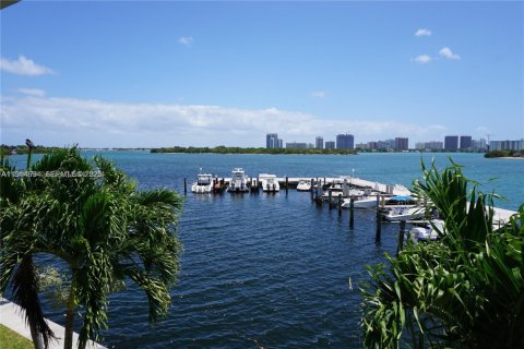 Condo in North Miami, Florida, 2 bedrooms  № 1983507 - photo 2
