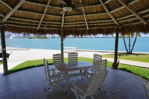 Condo in North Miami, Florida, 2 bedrooms  № 1983507 - photo 17