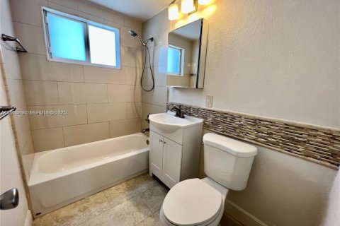 Condo in North Miami, Florida, 2 bedrooms  № 1983507 - photo 8