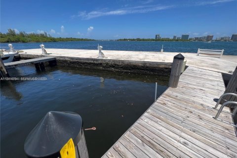 Condo in North Miami, Florida, 2 bedrooms  № 1983507 - photo 25