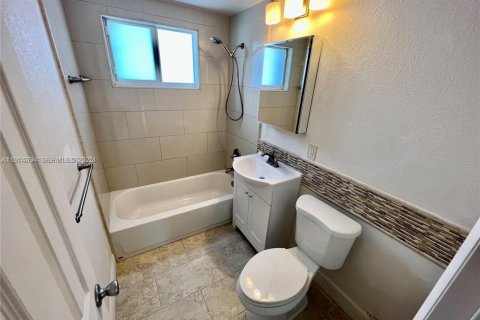 Condo in North Miami, Florida, 2 bedrooms  № 1983507 - photo 12