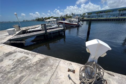 Condo in North Miami, Florida, 2 bedrooms  № 1983507 - photo 26