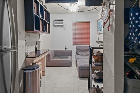 Casa en venta en Hialeah, Florida, 4 dormitorios, 117.06 m2 № 2060155 - foto 18