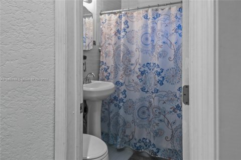 Casa en venta en Hialeah, Florida, 4 dormitorios, 117.06 m2 № 2060155 - foto 16