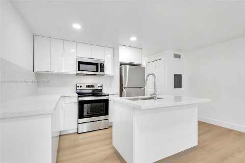 House in Miami, Florida 1 bedroom, 690.45 sq.m. № 1881591 - photo 12
