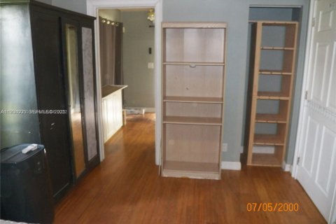 Propiedad comercial en alquiler en Hollywood, Florida, 1 dormitorio, 330.64 m2 № 1992234 - foto 1