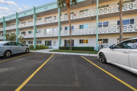 Copropriété à louer à Clearwater, Floride: 2 chambres, 102.19 m2 № 2105558 - photo 3