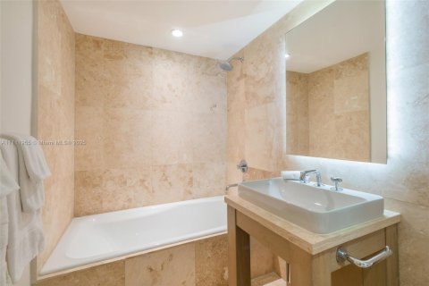 Condo in Miami Beach, Florida, 3 bedrooms  № 2022983 - photo 17
