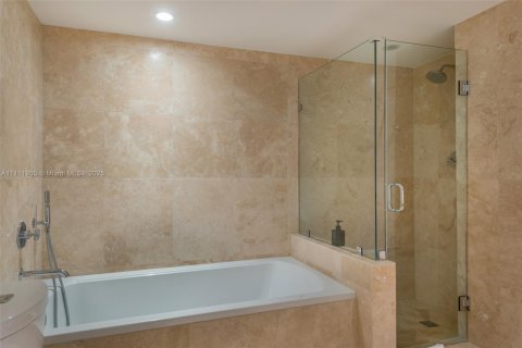 Condo in Miami Beach, Florida, 3 bedrooms  № 2022983 - photo 15
