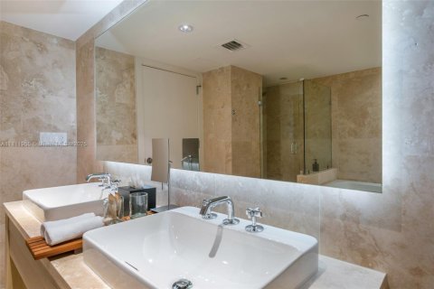Condo in Miami Beach, Florida, 3 bedrooms  № 2022983 - photo 16