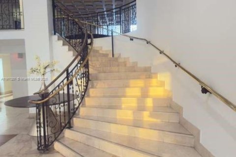 Condominio en venta en Miami Beach, Florida, 1 dormitorio, 122.91 m2 № 1967970 - foto 2