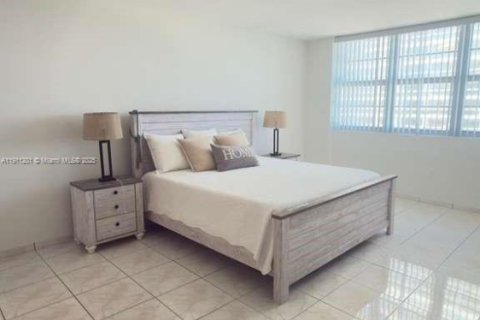 Condominio en venta en Miami Beach, Florida, 1 dormitorio, 122.91 m2 № 1967970 - foto 10