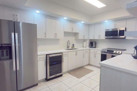 Condominio en venta en Miami Beach, Florida, 1 dormitorio, 122.91 m2 № 1967970 - foto 6