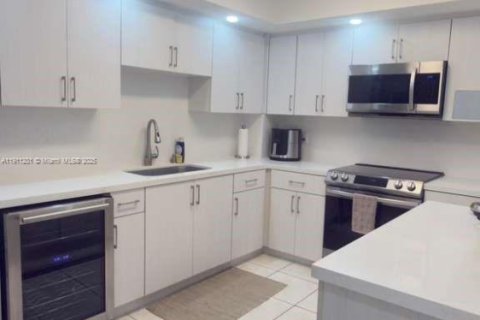 Condominio en venta en Miami Beach, Florida, 1 dormitorio, 122.91 m2 № 1967970 - foto 7