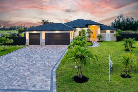 Villa ou maison à vendre à Cape Coral, Floride: 4 chambres, 273.13 m2 № 2269728 - photo 2