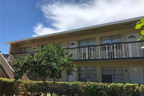 Apartment in Lake Worth, Florida 1 bedroom, 821.07 sq.m. № 1081401 - photo 1