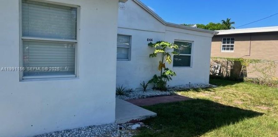 Casa en Hallandale Beach, Florida 3 dormitorios, 116.22 m2 № 2057443